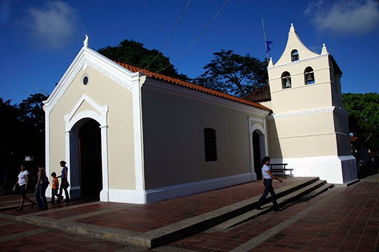 Iglesia Nuestra Señora del Pilar, el pequeño e invaluable tesoro de la  comunidad de Los Robles | Visitips